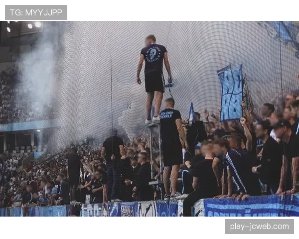 现场:球迷闯入赛场导致比赛中断五分钟,已被安保带离 现场:球迷闯入赛场导致比赛中断五分钟,已被安保带离