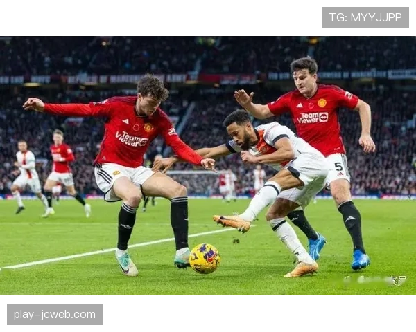 曼联后防核心回归，出球体系将更加稳健应对利兹联高压逼抢